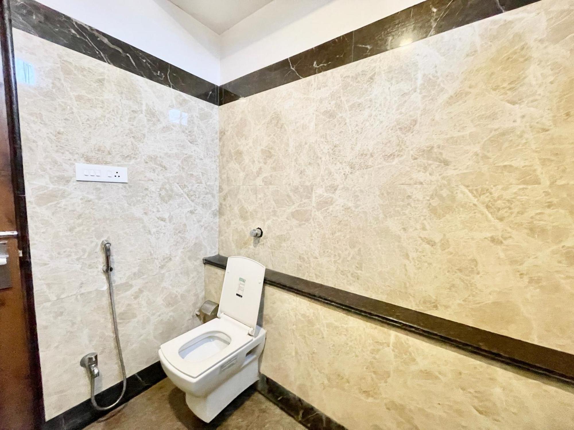 Hotel Rudraksh ! Varanasi !Fully-Air-Conditioned Hotel At Prime Location With Parking Availability, Near Kashi Vishwanath Temple, And Ganga Ghat 2 エクステリア 写真