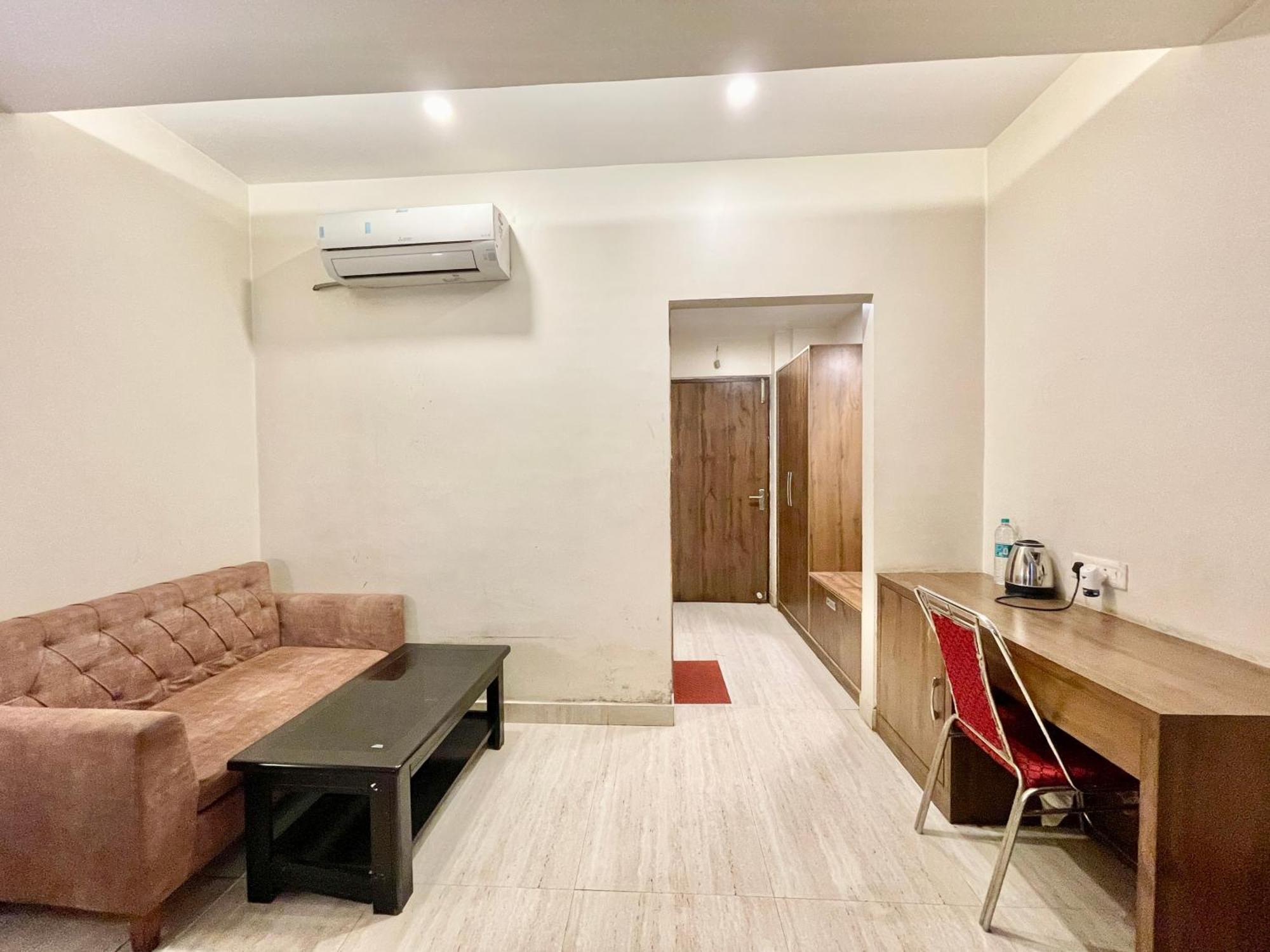 Hotel Rudraksh ! Varanasi !Fully-Air-Conditioned Hotel At Prime Location With Parking Availability, Near Kashi Vishwanath Temple, And Ganga Ghat 2 エクステリア 写真