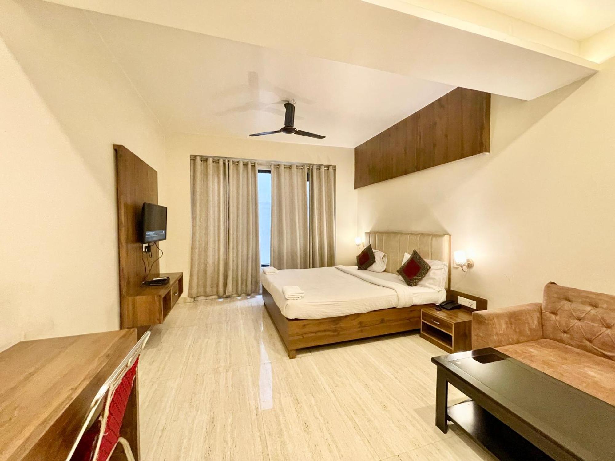 Hotel Rudraksh ! Varanasi !Fully-Air-Conditioned Hotel At Prime Location With Parking Availability, Near Kashi Vishwanath Temple, And Ganga Ghat 2 エクステリア 写真