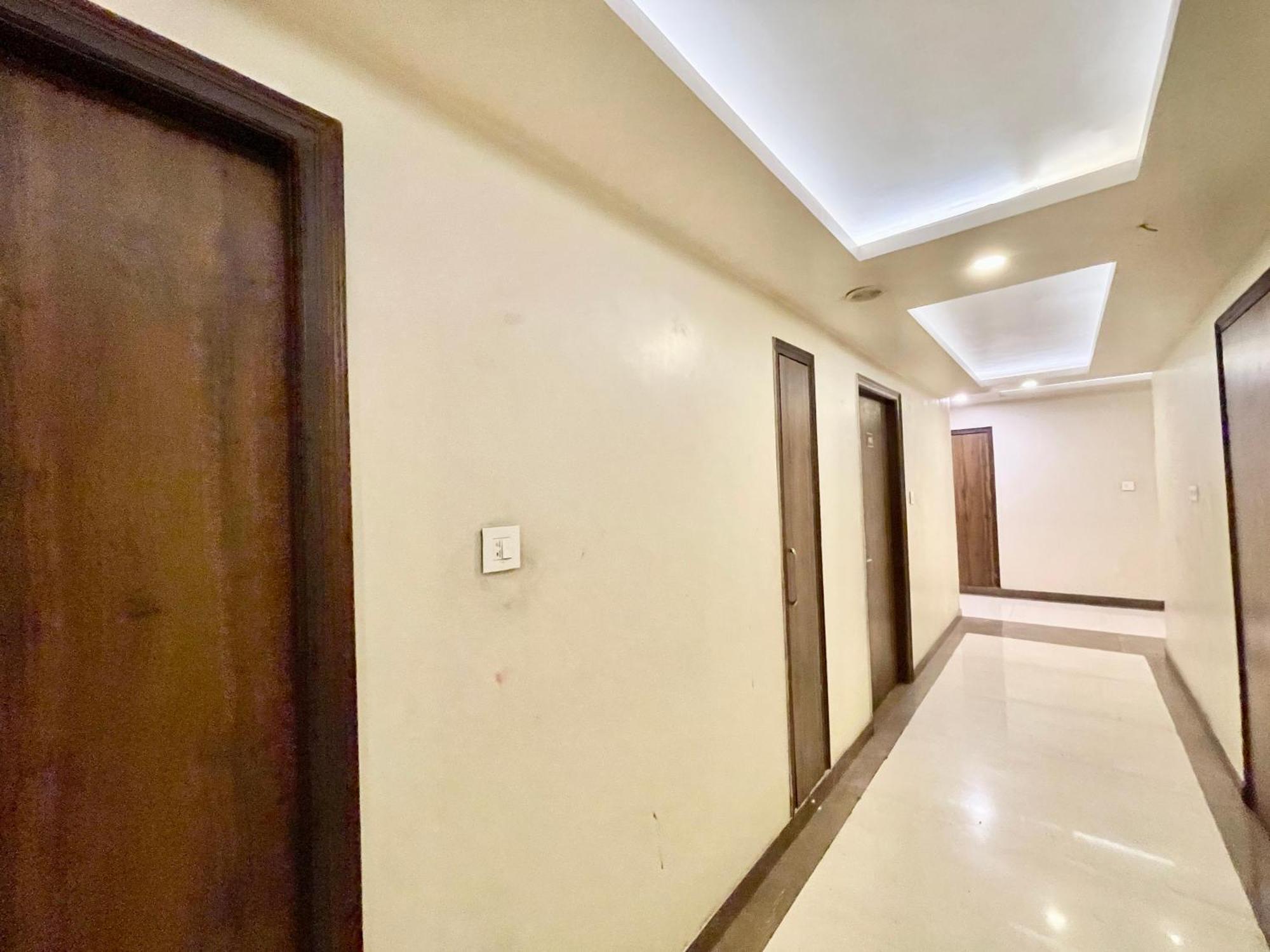 Hotel Rudraksh ! Varanasi !Fully-Air-Conditioned Hotel At Prime Location With Parking Availability, Near Kashi Vishwanath Temple, And Ganga Ghat 2 エクステリア 写真