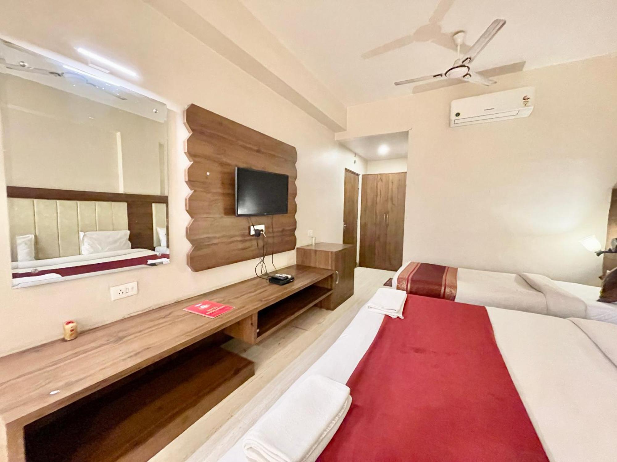 Hotel Rudraksh ! Varanasi !Fully-Air-Conditioned Hotel At Prime Location With Parking Availability, Near Kashi Vishwanath Temple, And Ganga Ghat 2 エクステリア 写真