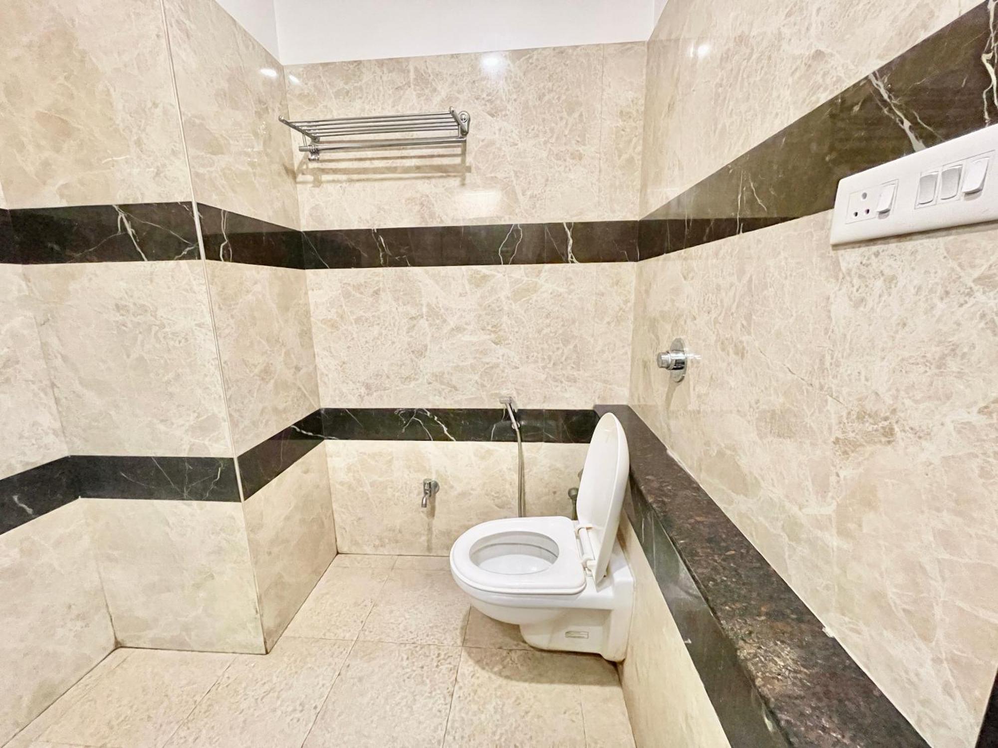 Hotel Rudraksh ! Varanasi !Fully-Air-Conditioned Hotel At Prime Location With Parking Availability, Near Kashi Vishwanath Temple, And Ganga Ghat 2 エクステリア 写真