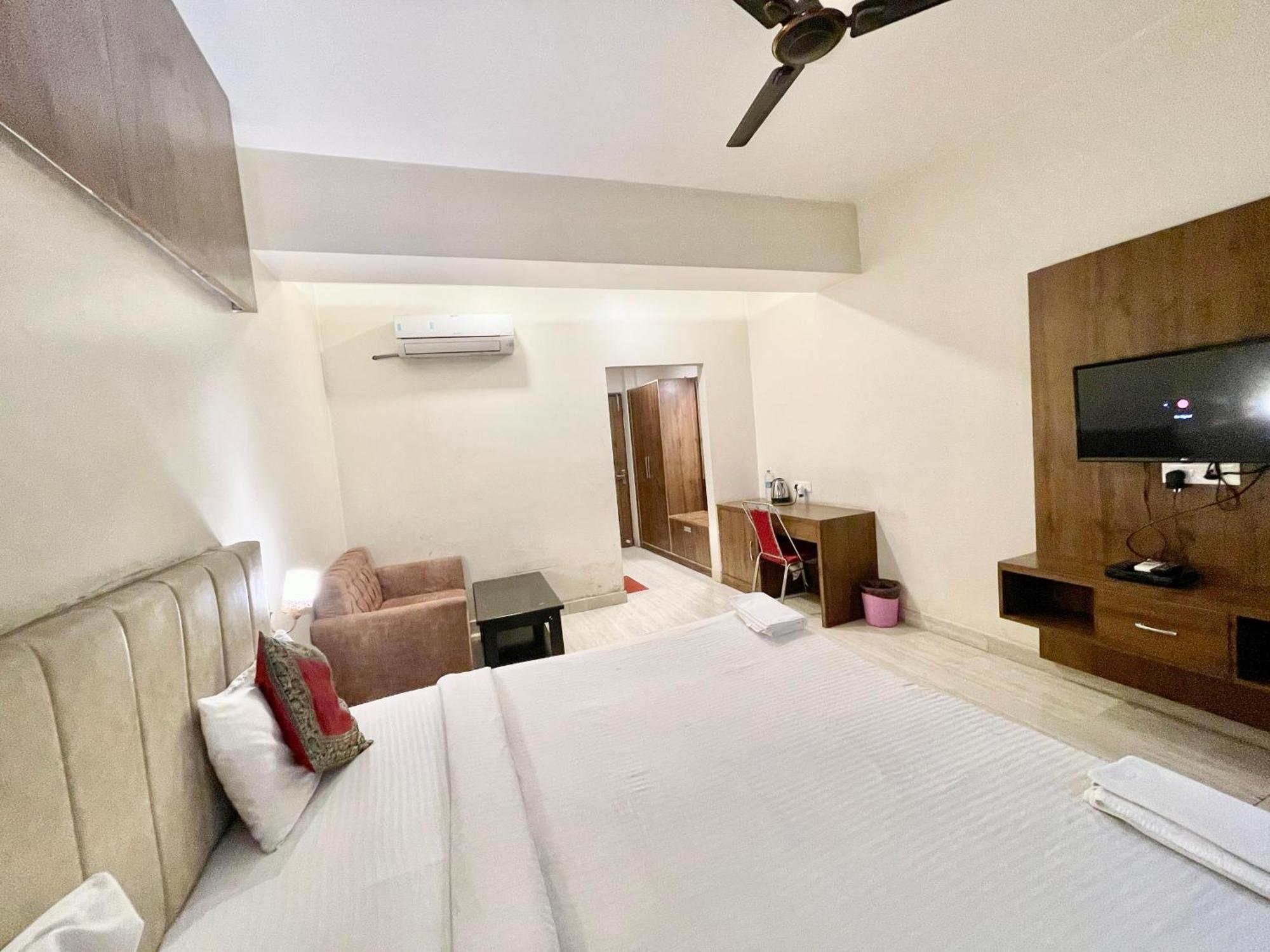 Hotel Rudraksh ! Varanasi !Fully-Air-Conditioned Hotel At Prime Location With Parking Availability, Near Kashi Vishwanath Temple, And Ganga Ghat 2 エクステリア 写真