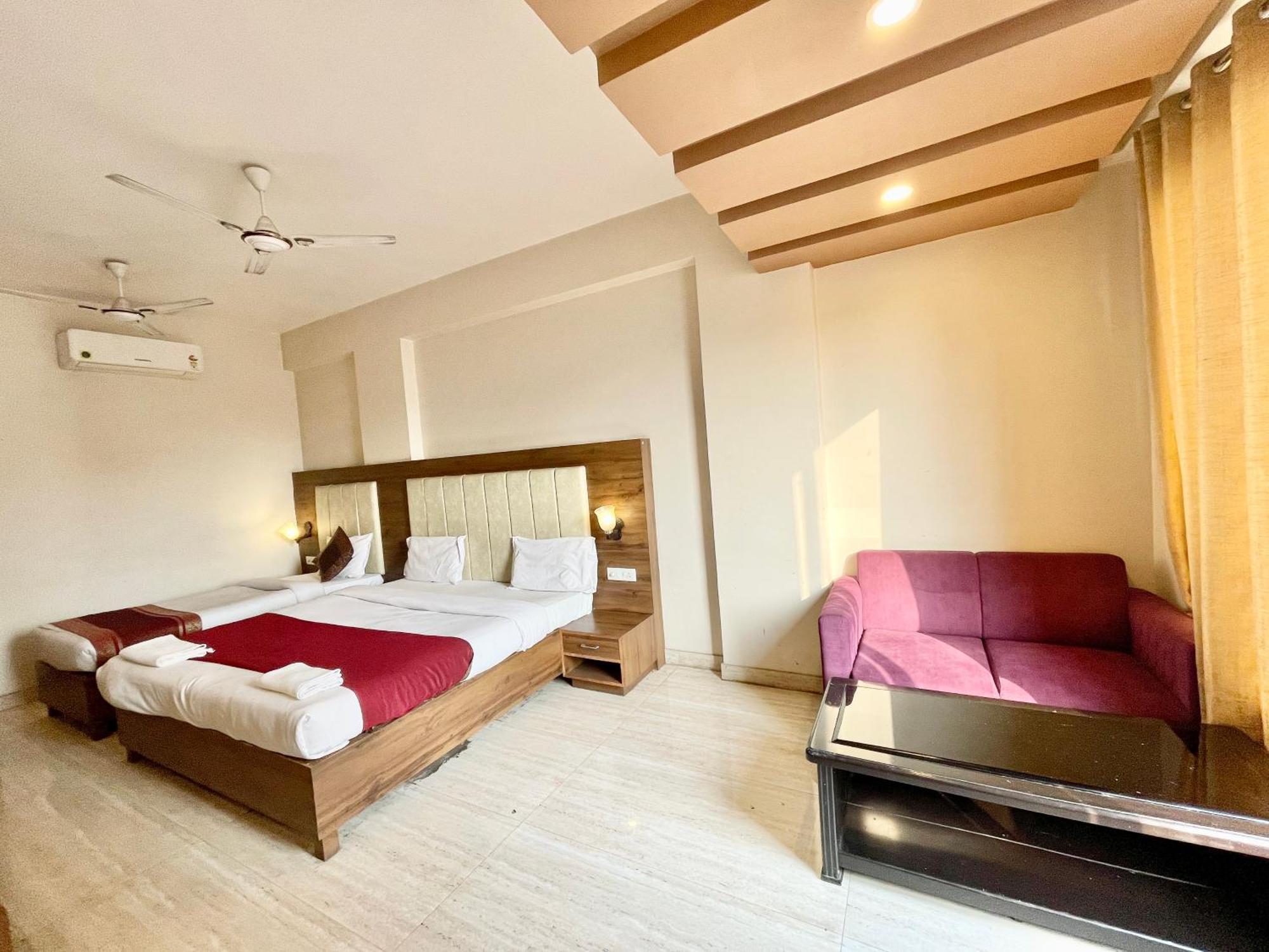 Hotel Rudraksh ! Varanasi !Fully-Air-Conditioned Hotel At Prime Location With Parking Availability, Near Kashi Vishwanath Temple, And Ganga Ghat 2 エクステリア 写真