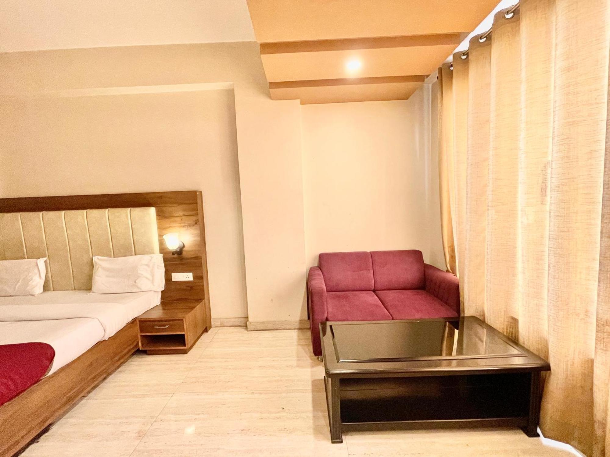 Hotel Rudraksh ! Varanasi !Fully-Air-Conditioned Hotel At Prime Location With Parking Availability, Near Kashi Vishwanath Temple, And Ganga Ghat 2 エクステリア 写真