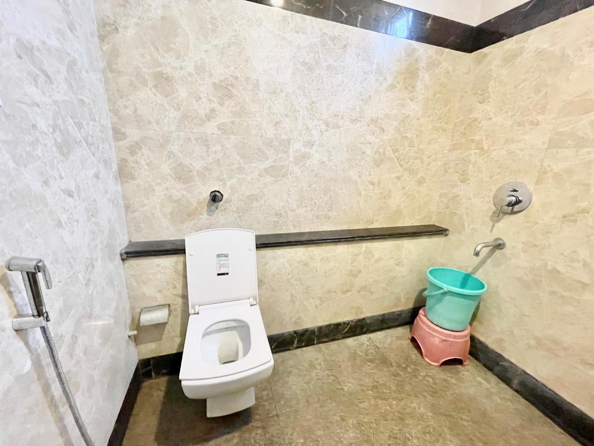 Hotel Rudraksh ! Varanasi !Fully-Air-Conditioned Hotel At Prime Location With Parking Availability, Near Kashi Vishwanath Temple, And Ganga Ghat 2 エクステリア 写真