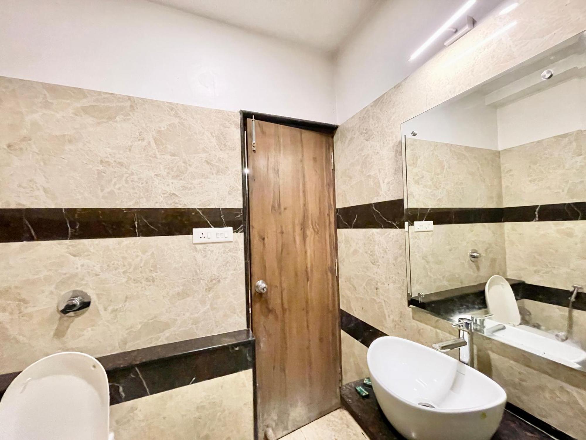 Hotel Rudraksh ! Varanasi !Fully-Air-Conditioned Hotel At Prime Location With Parking Availability, Near Kashi Vishwanath Temple, And Ganga Ghat 2 エクステリア 写真