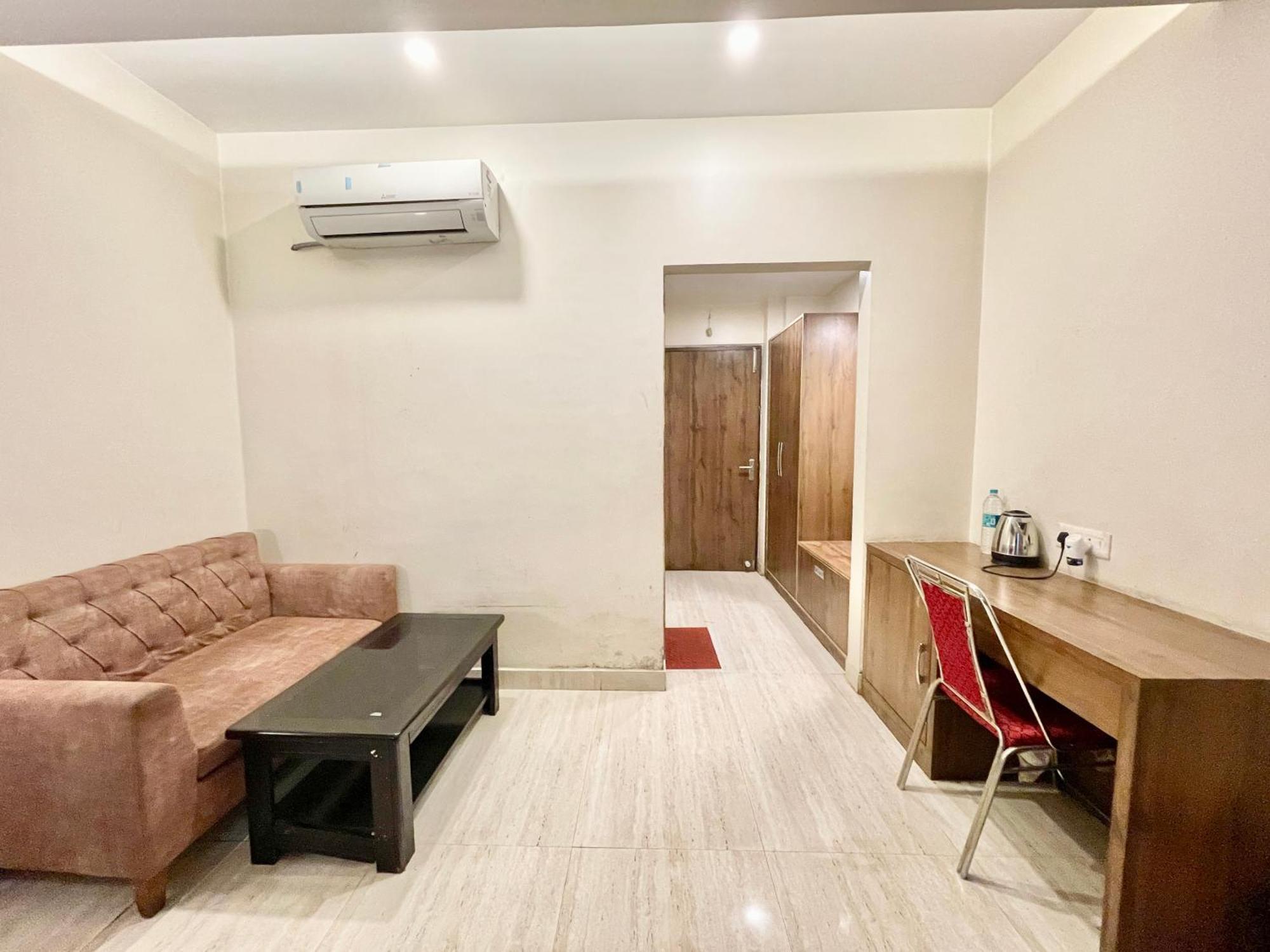 Hotel Rudraksh ! Varanasi !Fully-Air-Conditioned Hotel At Prime Location With Parking Availability, Near Kashi Vishwanath Temple, And Ganga Ghat 2 エクステリア 写真