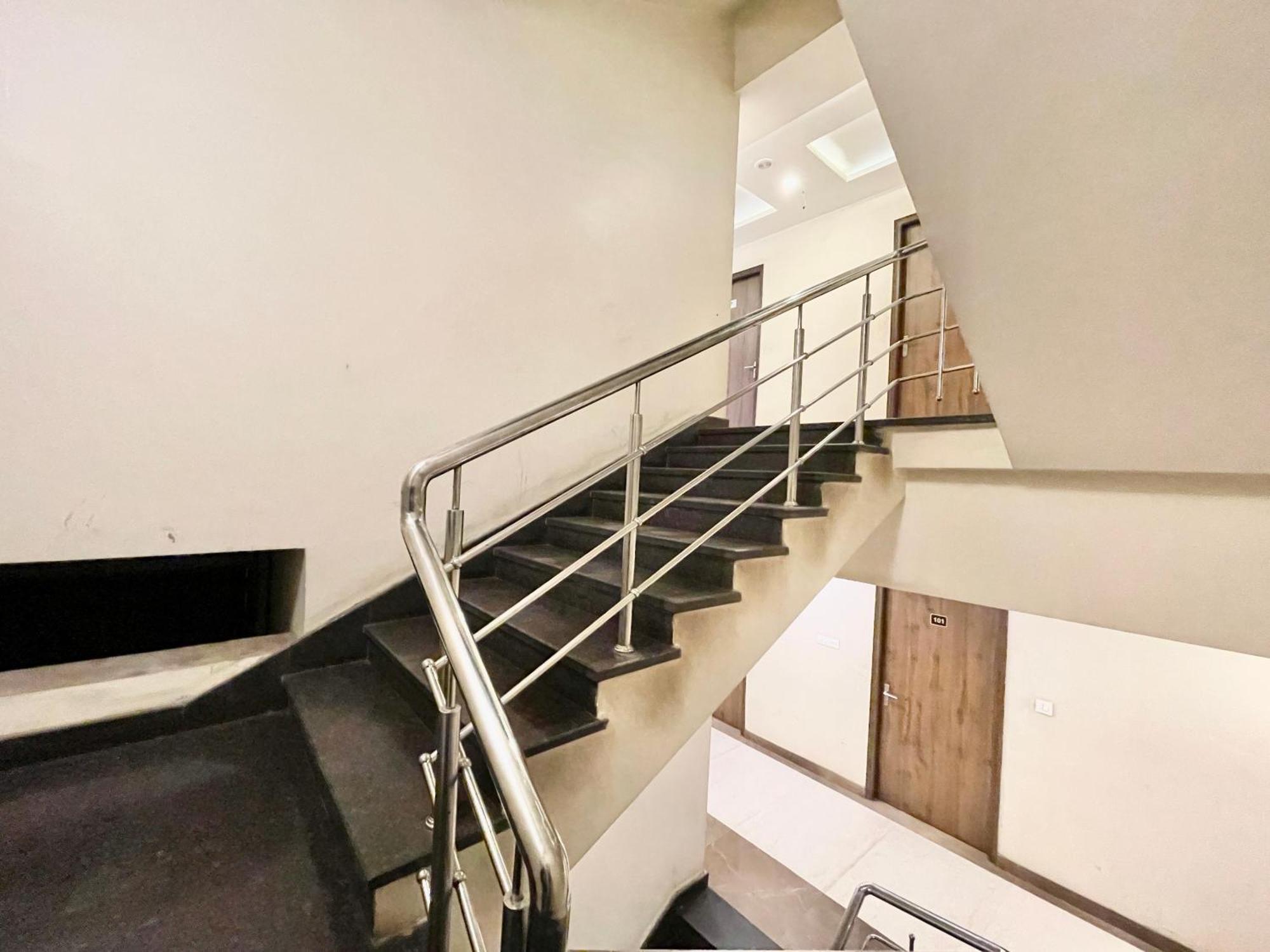 Hotel Rudraksh ! Varanasi !Fully-Air-Conditioned Hotel At Prime Location With Parking Availability, Near Kashi Vishwanath Temple, And Ganga Ghat 2 エクステリア 写真