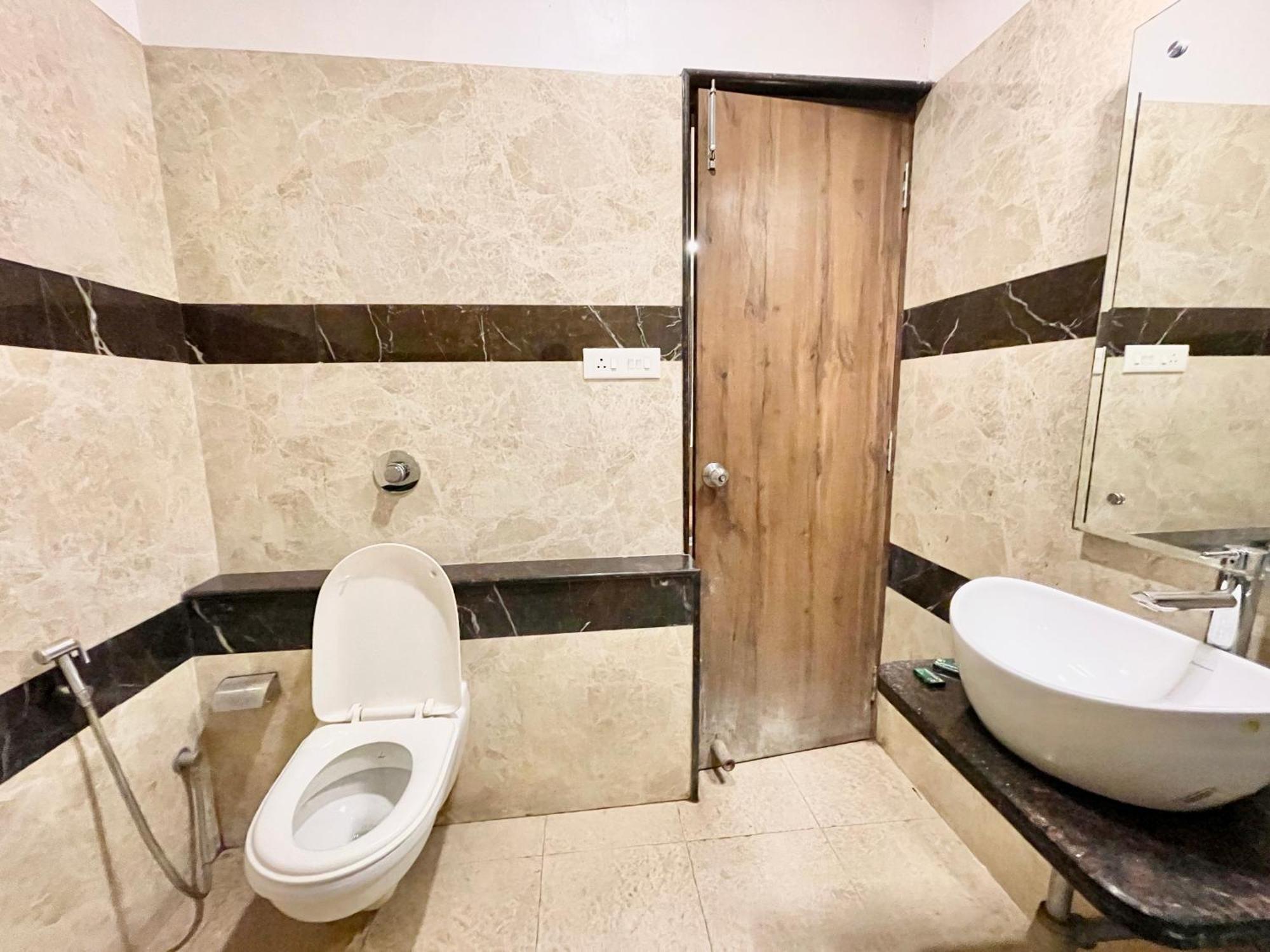 Hotel Rudraksh ! Varanasi !Fully-Air-Conditioned Hotel At Prime Location With Parking Availability, Near Kashi Vishwanath Temple, And Ganga Ghat 2 エクステリア 写真