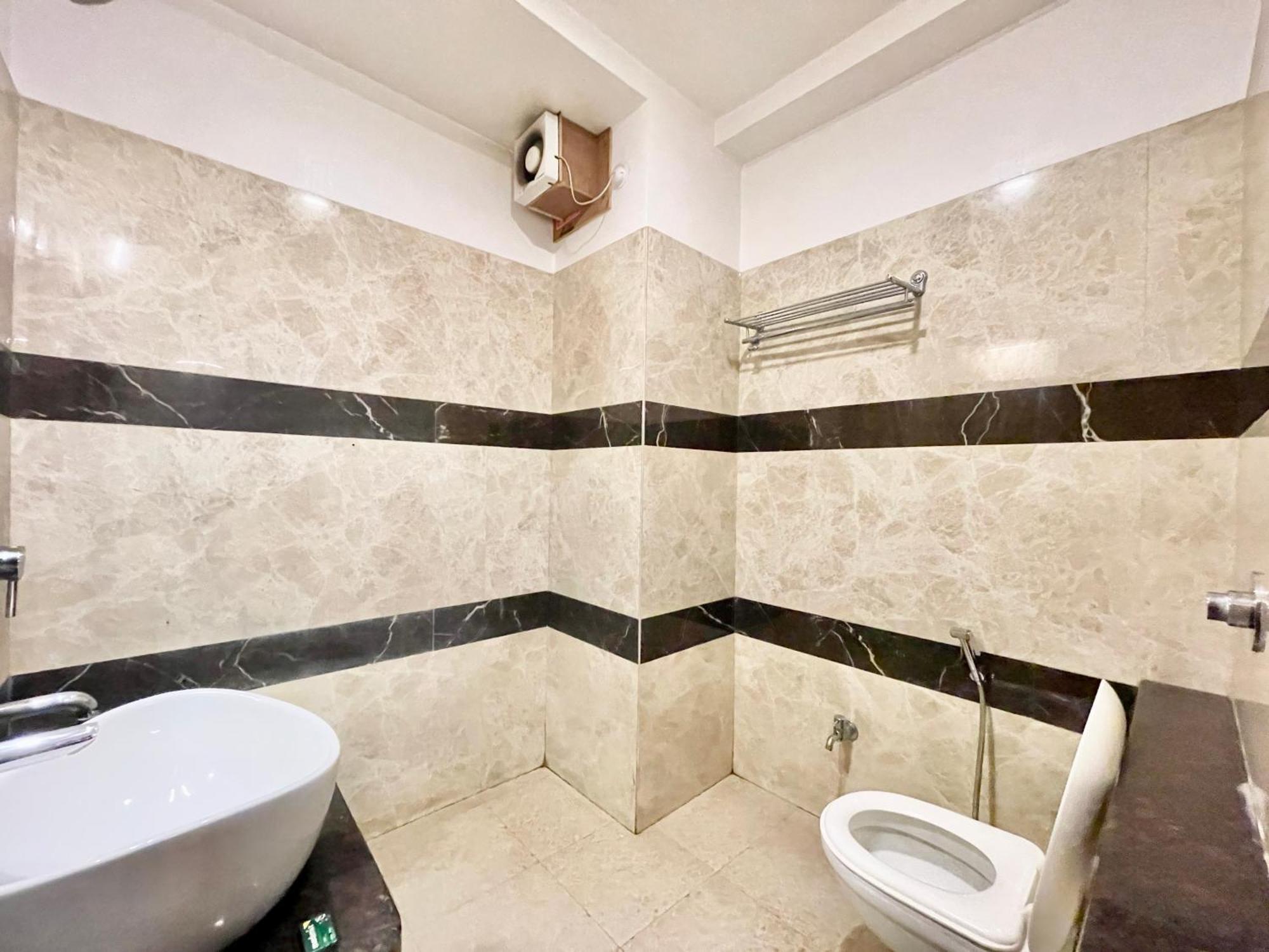 Hotel Rudraksh ! Varanasi !Fully-Air-Conditioned Hotel At Prime Location With Parking Availability, Near Kashi Vishwanath Temple, And Ganga Ghat 2 エクステリア 写真