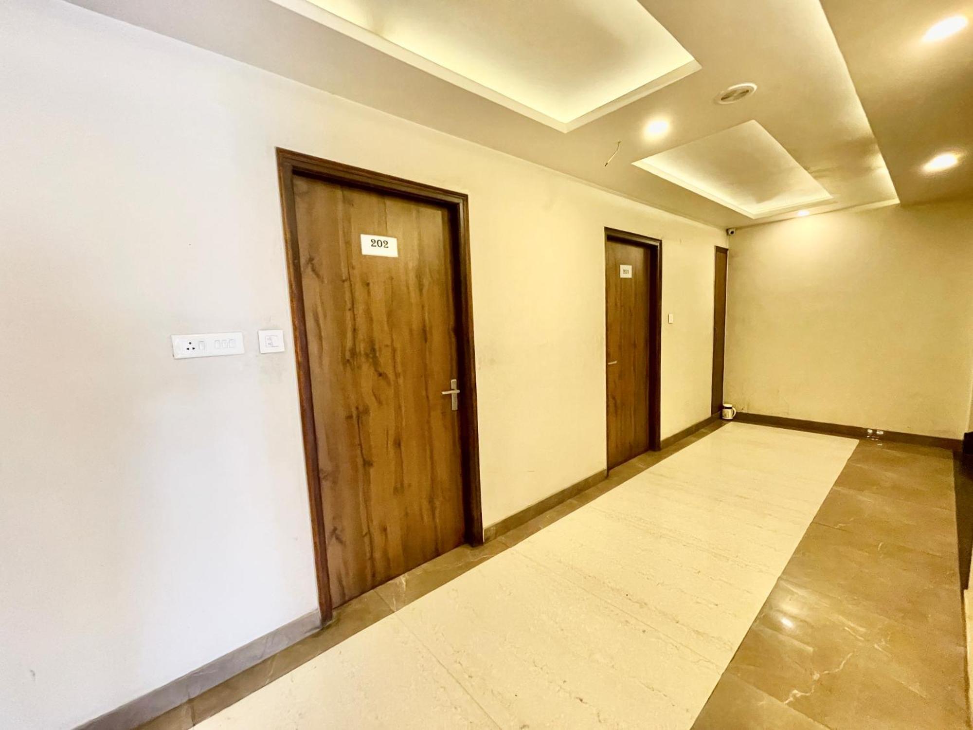 Hotel Rudraksh ! Varanasi !Fully-Air-Conditioned Hotel At Prime Location With Parking Availability, Near Kashi Vishwanath Temple, And Ganga Ghat 2 エクステリア 写真