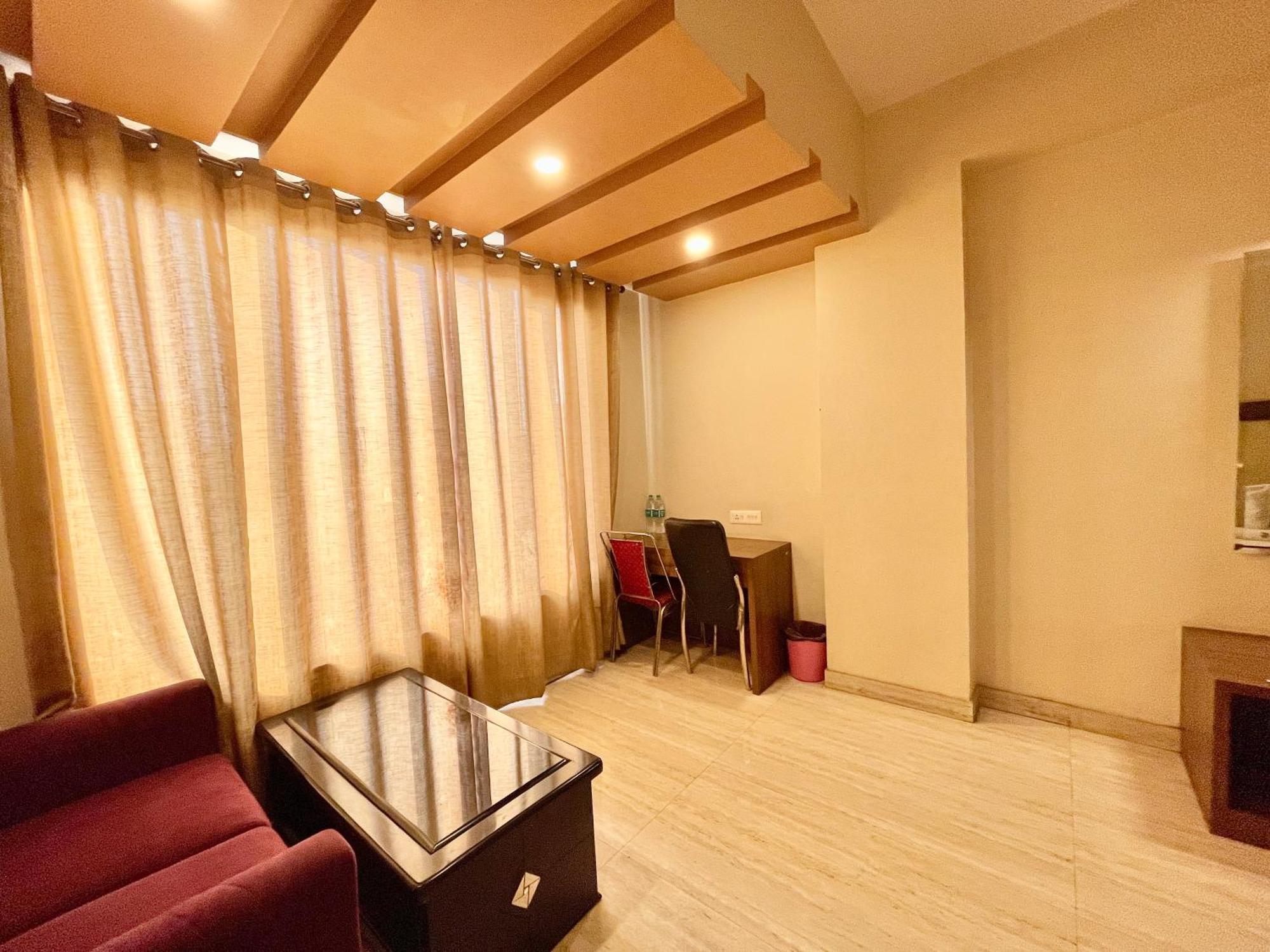 Hotel Rudraksh ! Varanasi !Fully-Air-Conditioned Hotel At Prime Location With Parking Availability, Near Kashi Vishwanath Temple, And Ganga Ghat 2 エクステリア 写真