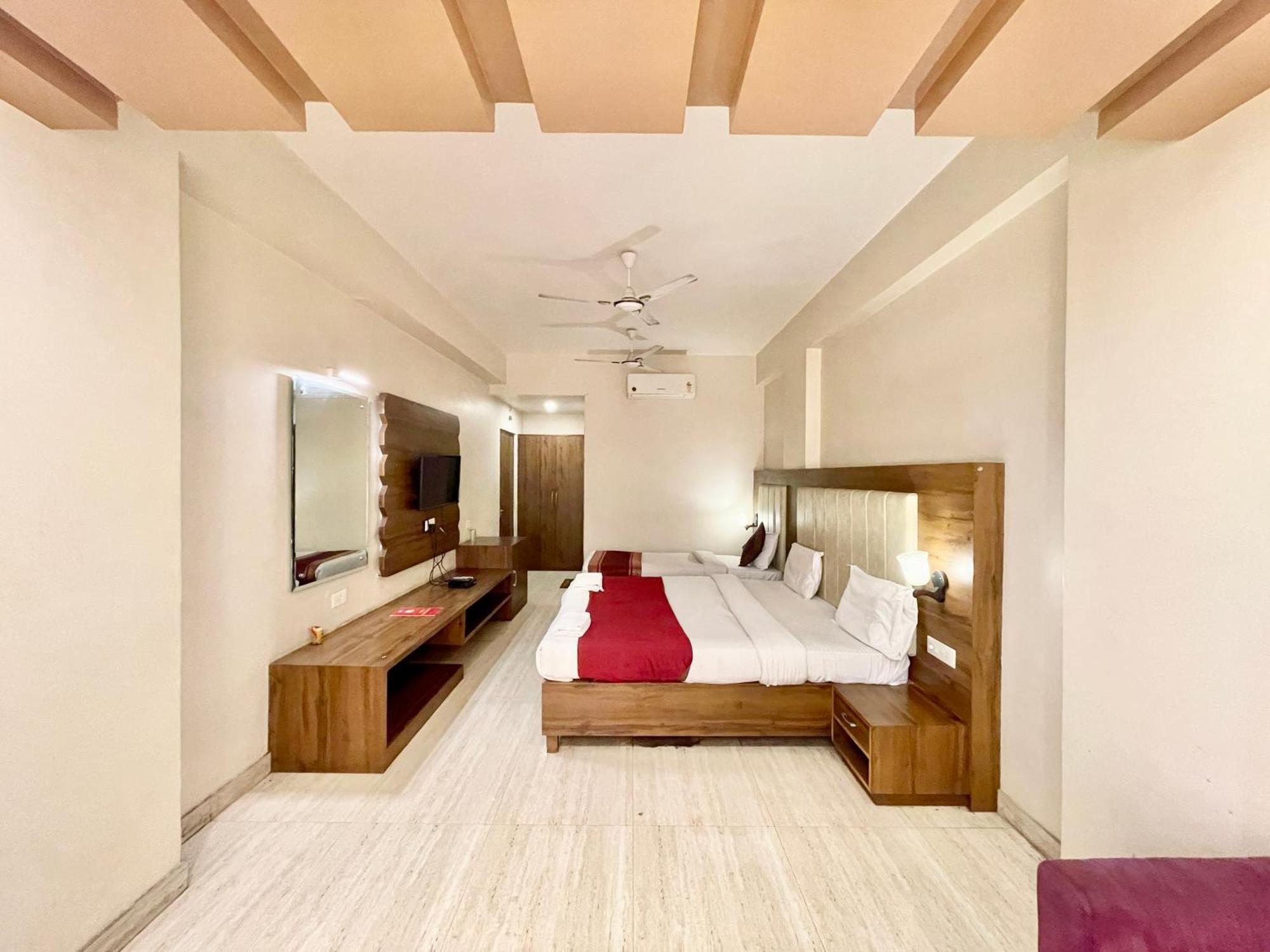 Hotel Rudraksh ! Varanasi !Fully-Air-Conditioned Hotel At Prime Location With Parking Availability, Near Kashi Vishwanath Temple, And Ganga Ghat 2 エクステリア 写真
