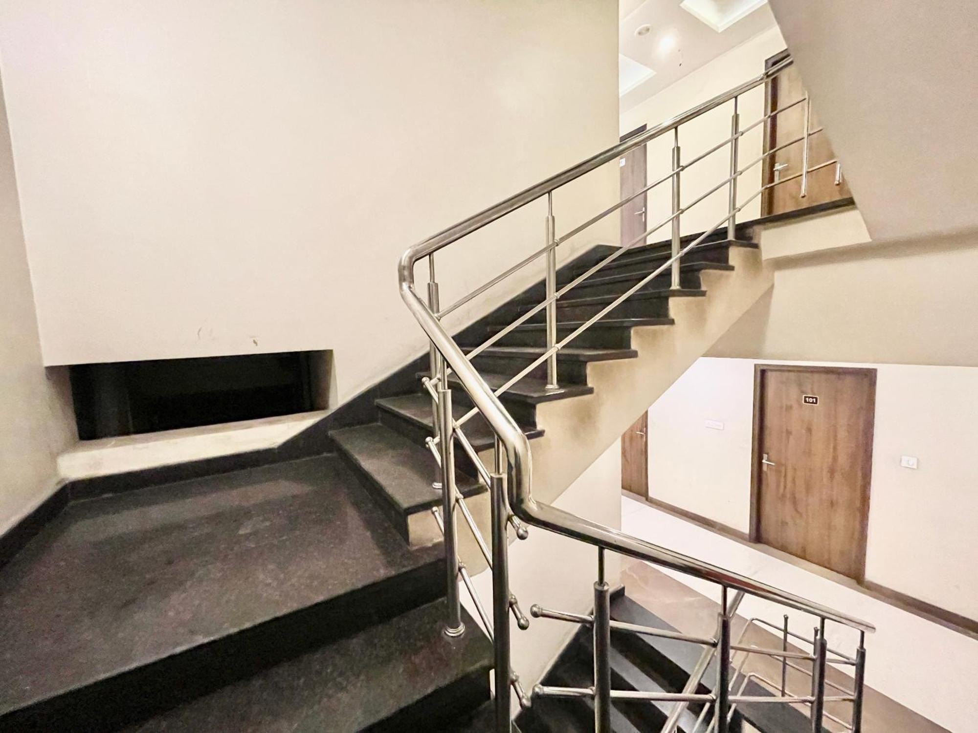 Hotel Rudraksh ! Varanasi !Fully-Air-Conditioned Hotel At Prime Location With Parking Availability, Near Kashi Vishwanath Temple, And Ganga Ghat 2 エクステリア 写真