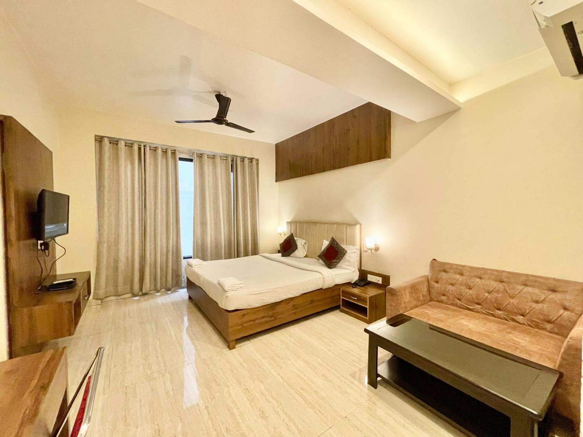 Hotel Rudraksh ! Varanasi !Fully-Air-Conditioned Hotel At Prime Location With Parking Availability, Near Kashi Vishwanath Temple, And Ganga Ghat 2 エクステリア 写真