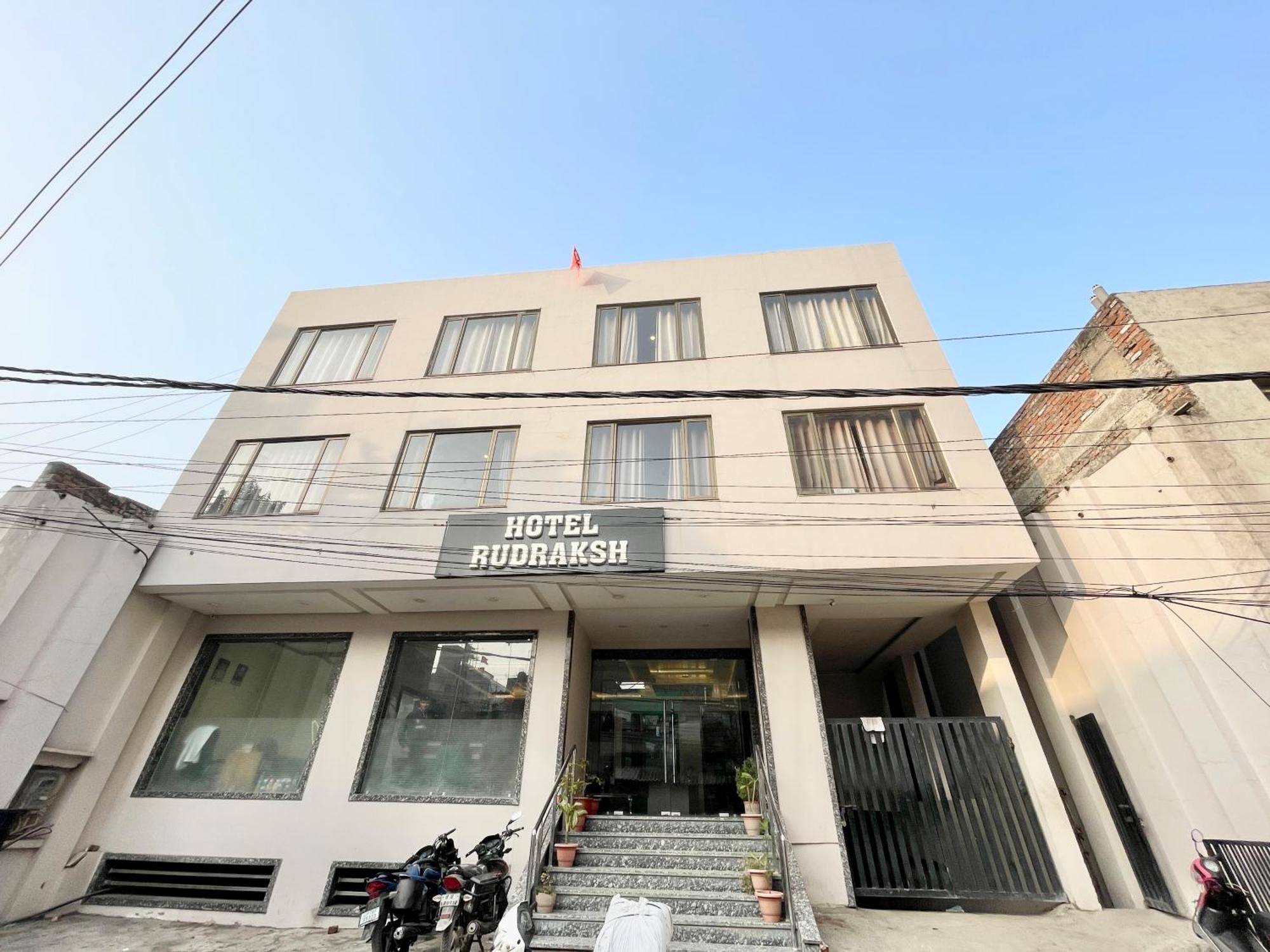 Hotel Rudraksh ! Varanasi !Fully-Air-Conditioned Hotel At Prime Location With Parking Availability, Near Kashi Vishwanath Temple, And Ganga Ghat 2 エクステリア 写真