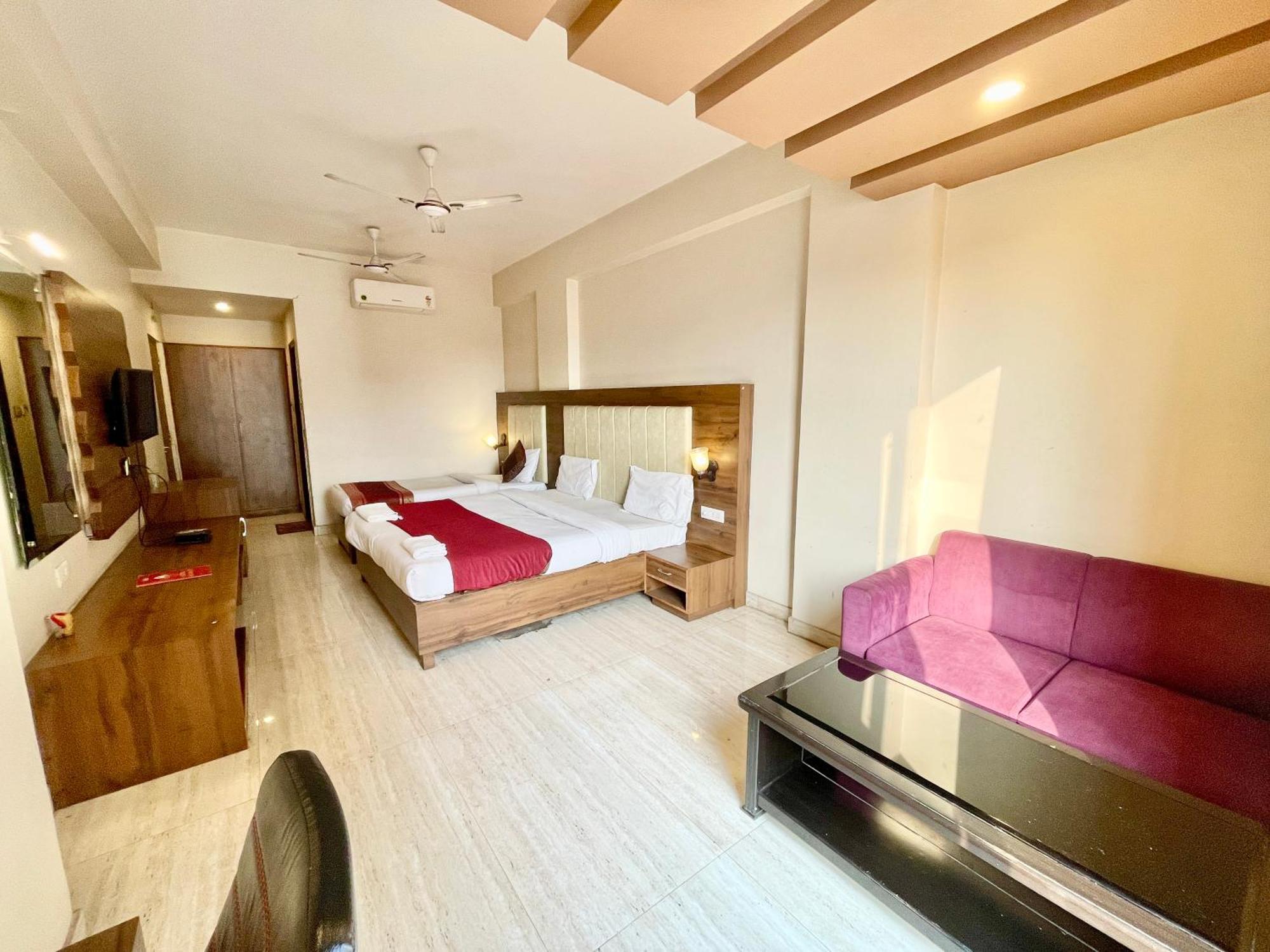 Hotel Rudraksh ! Varanasi !Fully-Air-Conditioned Hotel At Prime Location With Parking Availability, Near Kashi Vishwanath Temple, And Ganga Ghat 2 エクステリア 写真