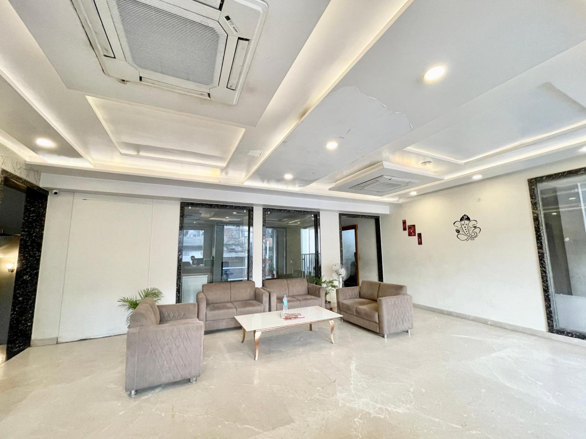 Hotel Rudraksh ! Varanasi !Fully-Air-Conditioned Hotel At Prime Location With Parking Availability, Near Kashi Vishwanath Temple, And Ganga Ghat 2 エクステリア 写真