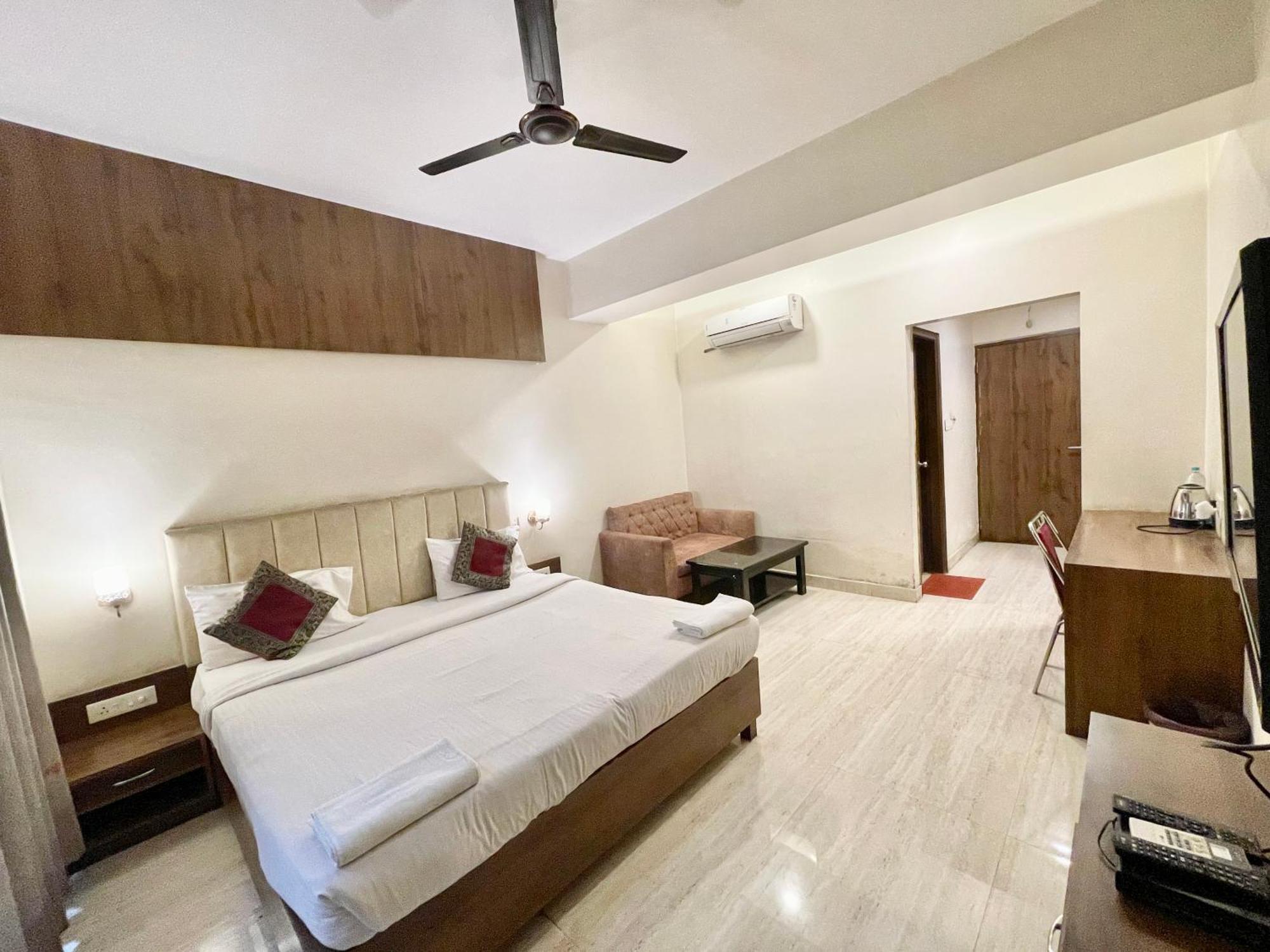 Hotel Rudraksh ! Varanasi !Fully-Air-Conditioned Hotel At Prime Location With Parking Availability, Near Kashi Vishwanath Temple, And Ganga Ghat 2 エクステリア 写真