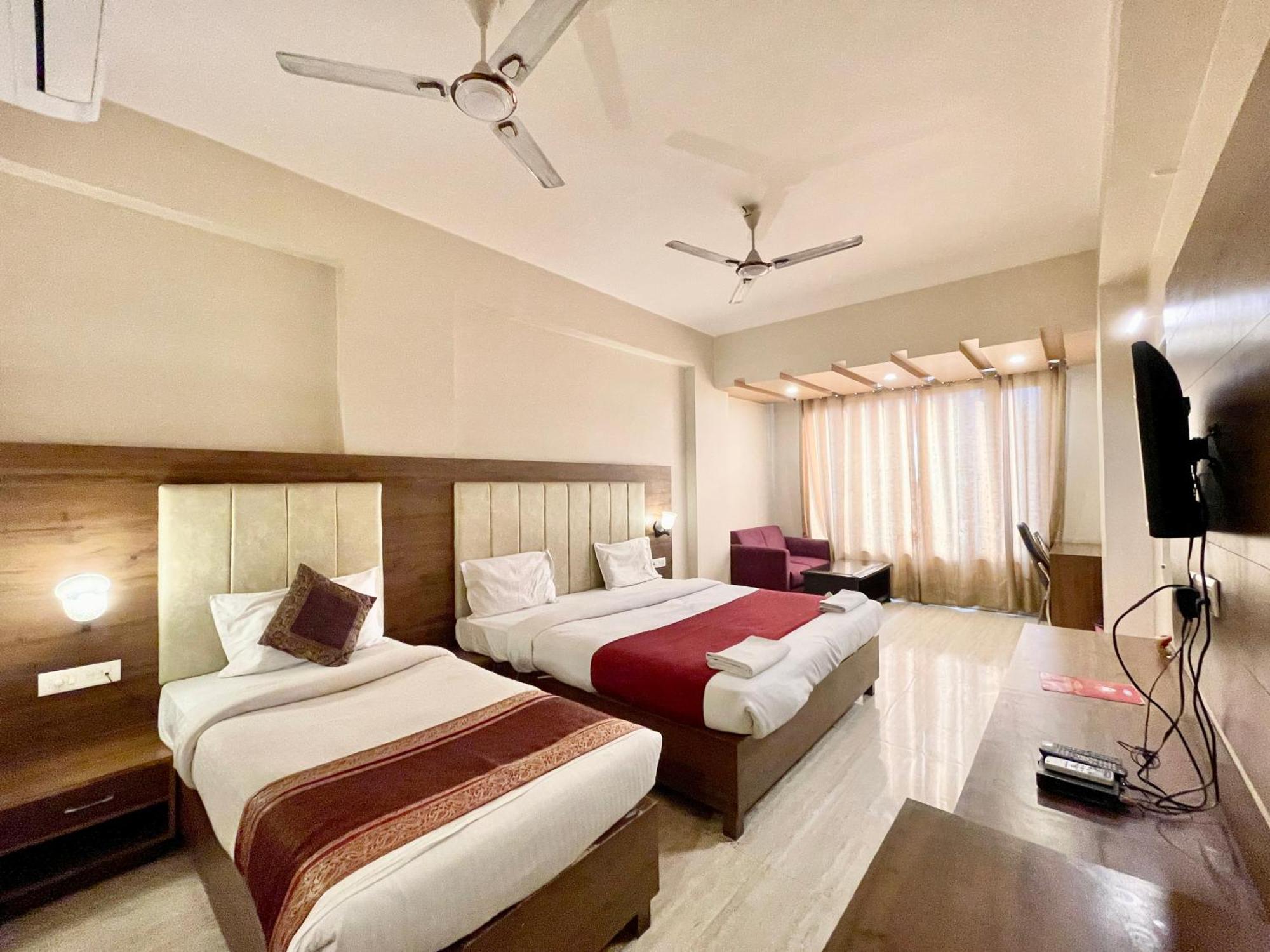 Hotel Rudraksh ! Varanasi !Fully-Air-Conditioned Hotel At Prime Location With Parking Availability, Near Kashi Vishwanath Temple, And Ganga Ghat 2 エクステリア 写真