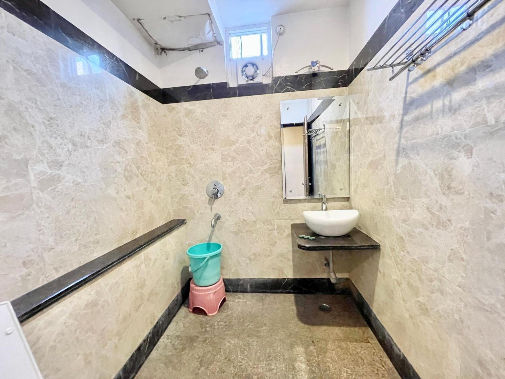 Hotel Rudraksh ! Varanasi !Fully-Air-Conditioned Hotel At Prime Location With Parking Availability, Near Kashi Vishwanath Temple, And Ganga Ghat 2 エクステリア 写真