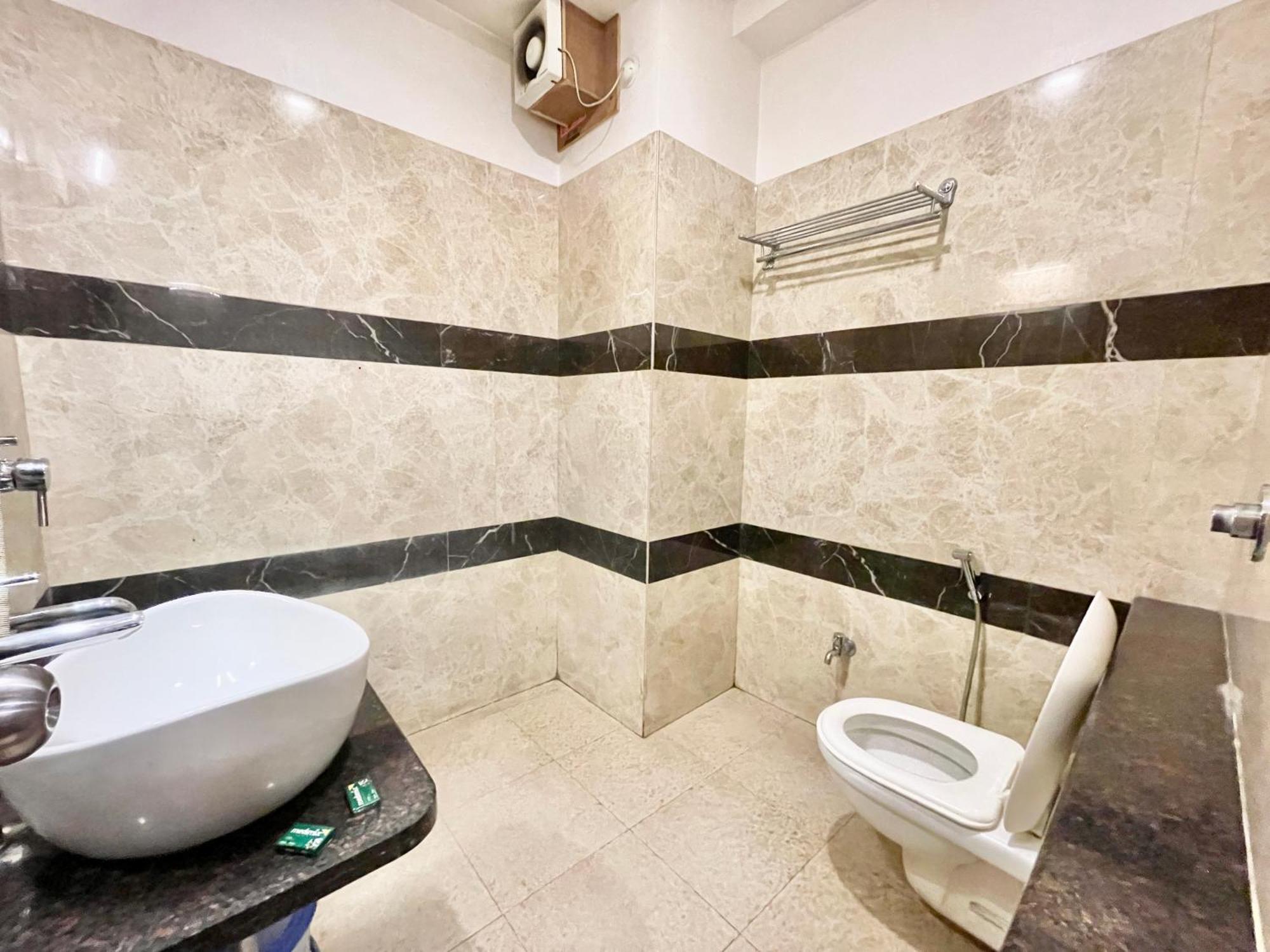Hotel Rudraksh ! Varanasi !Fully-Air-Conditioned Hotel At Prime Location With Parking Availability, Near Kashi Vishwanath Temple, And Ganga Ghat 2 エクステリア 写真