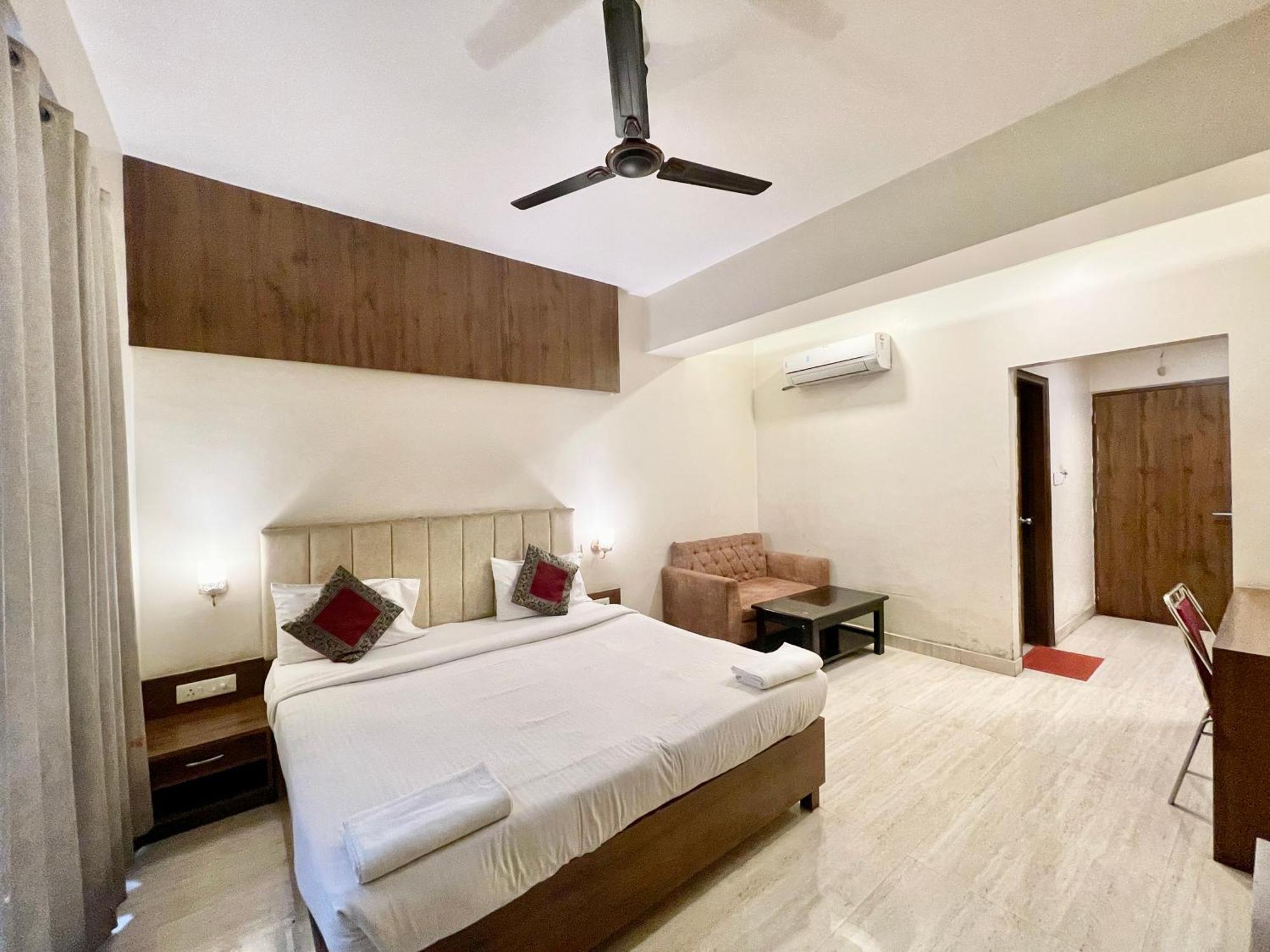 Hotel Rudraksh ! Varanasi !Fully-Air-Conditioned Hotel At Prime Location With Parking Availability, Near Kashi Vishwanath Temple, And Ganga Ghat 2 エクステリア 写真
