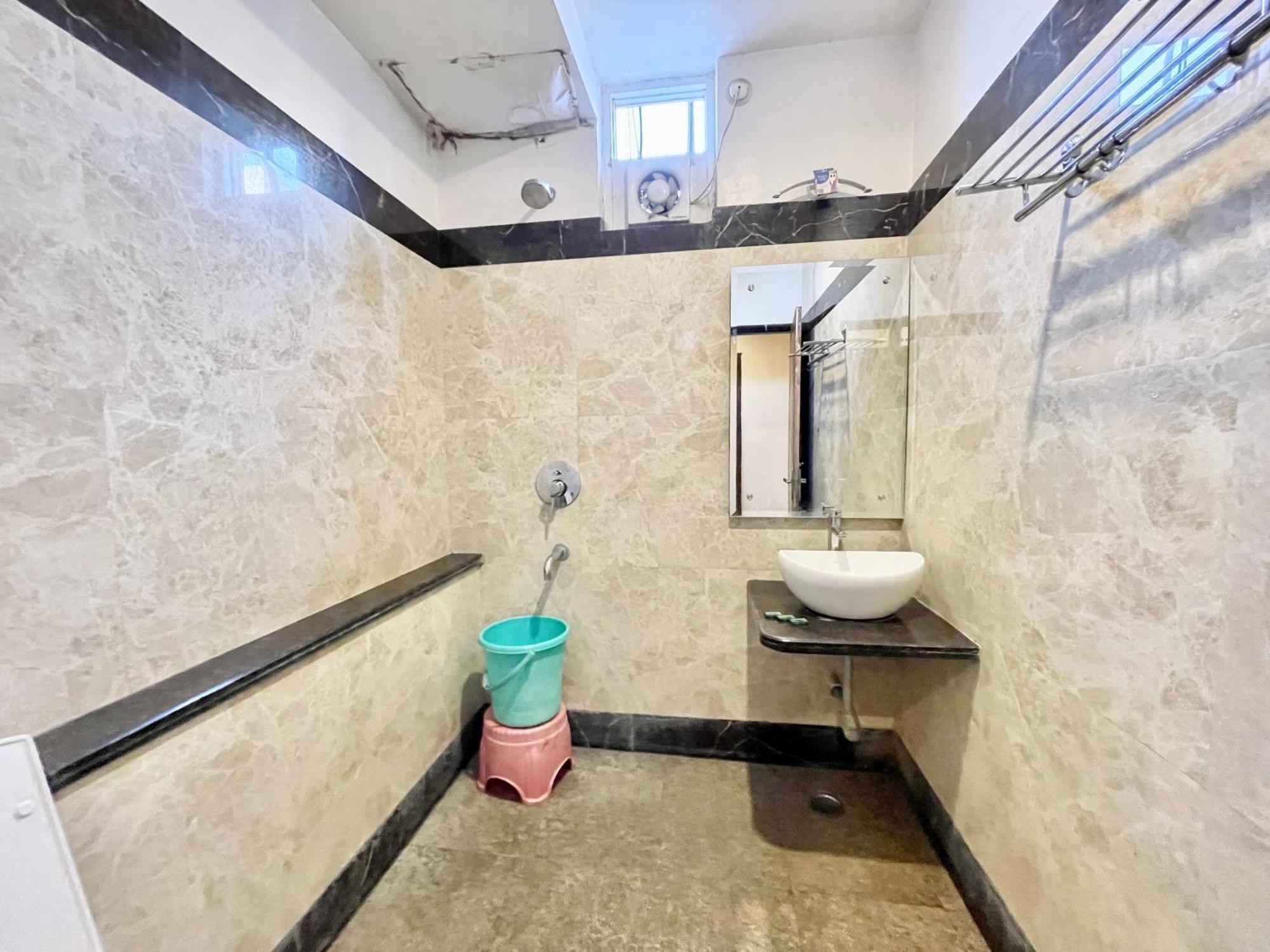 Hotel Rudraksh ! Varanasi !Fully-Air-Conditioned Hotel At Prime Location With Parking Availability, Near Kashi Vishwanath Temple, And Ganga Ghat 2 エクステリア 写真