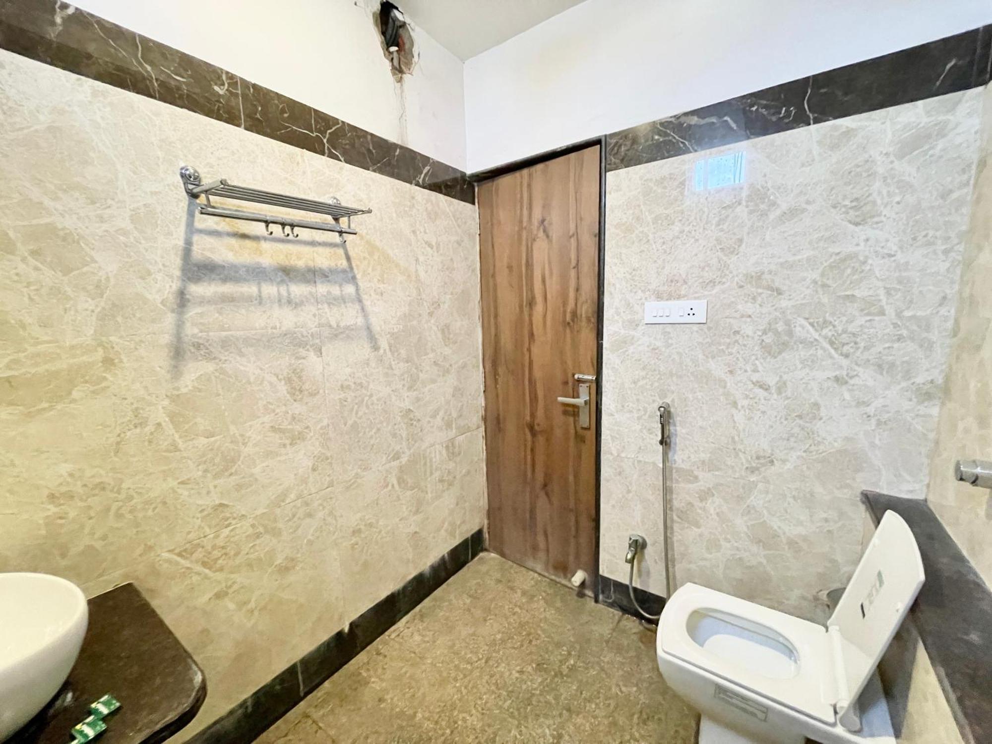Hotel Rudraksh ! Varanasi !Fully-Air-Conditioned Hotel At Prime Location With Parking Availability, Near Kashi Vishwanath Temple, And Ganga Ghat 2 エクステリア 写真