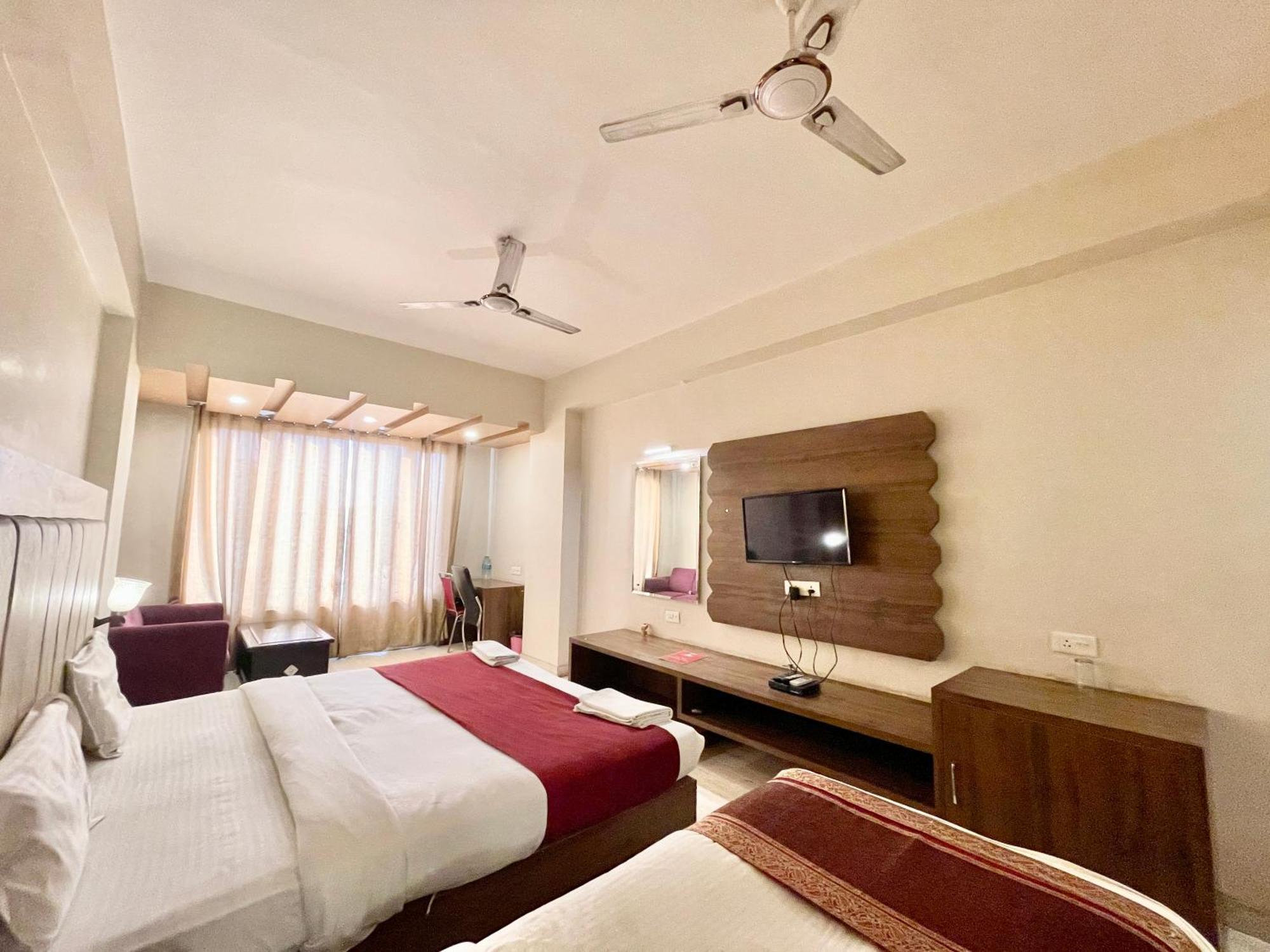 Hotel Rudraksh ! Varanasi !Fully-Air-Conditioned Hotel At Prime Location With Parking Availability, Near Kashi Vishwanath Temple, And Ganga Ghat 2 エクステリア 写真
