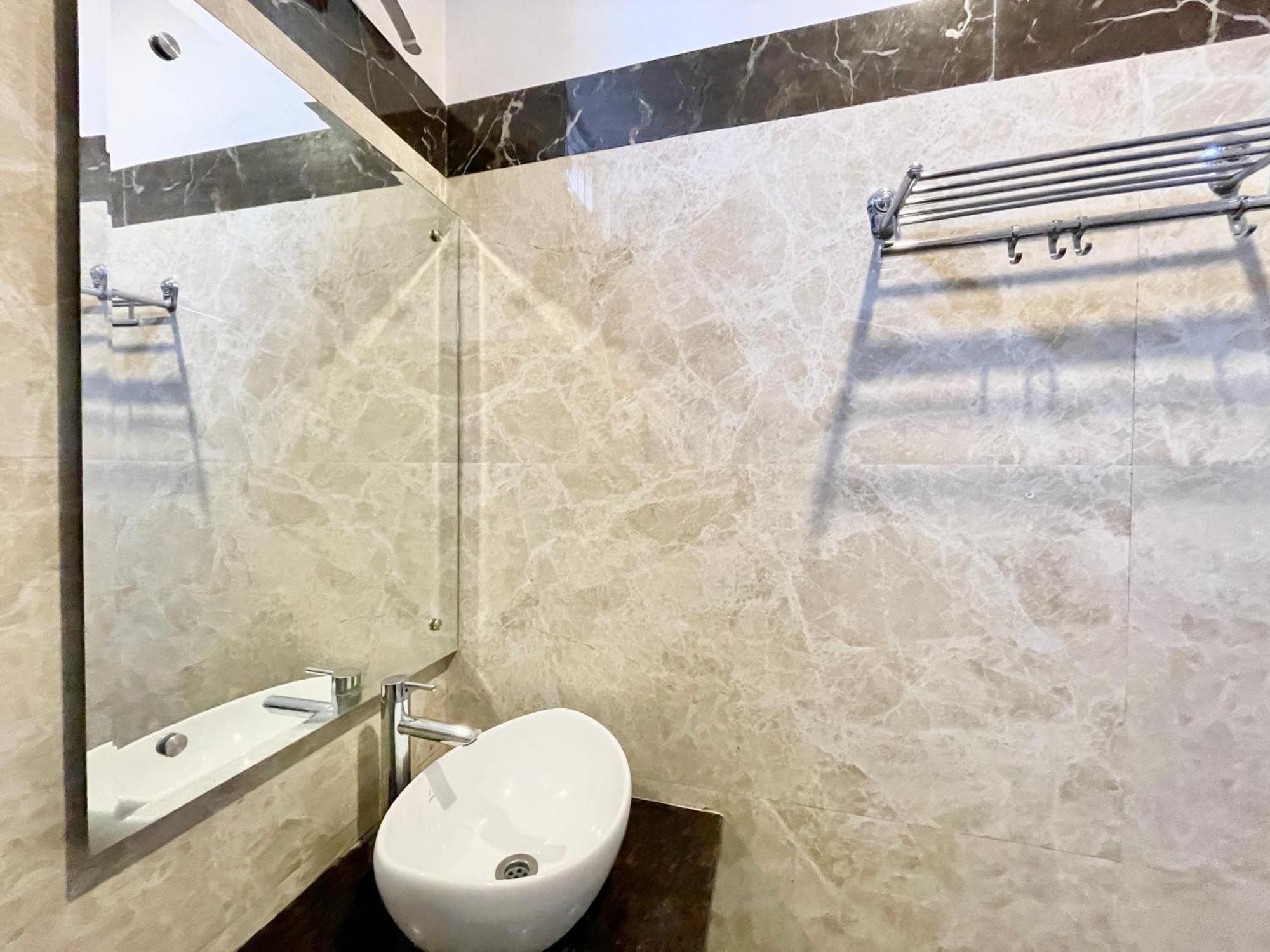 Hotel Rudraksh ! Varanasi !Fully-Air-Conditioned Hotel At Prime Location With Parking Availability, Near Kashi Vishwanath Temple, And Ganga Ghat 2 エクステリア 写真